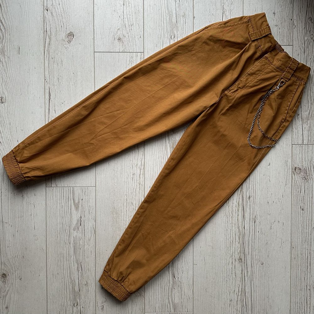 Karmelowe spodnie cargo z łańcuchem bojówki pull&bear XS