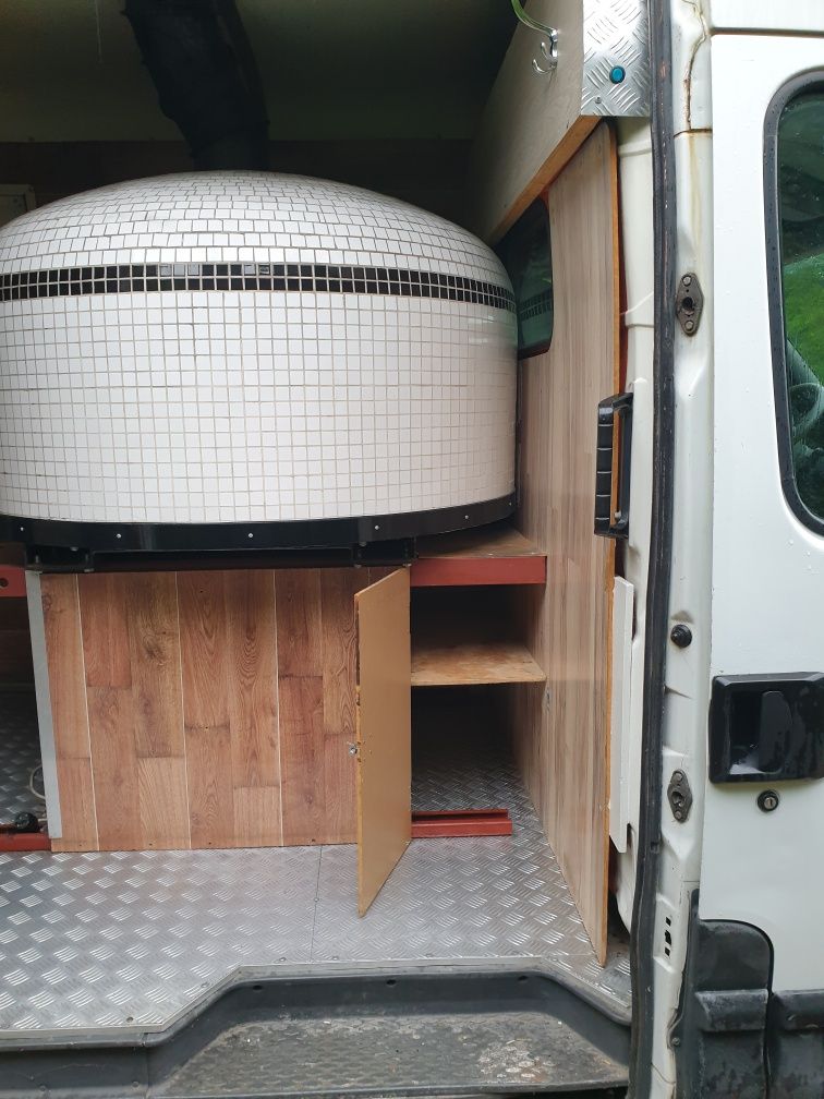 Food truck z pizzą. Piec opalanym drewnem.