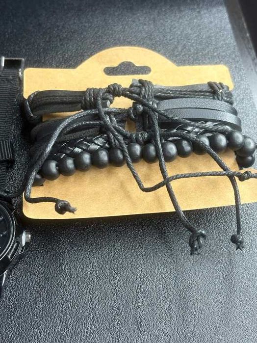 Zestaw męskich dodatków - zegarek, naszyjnik i bransoletki