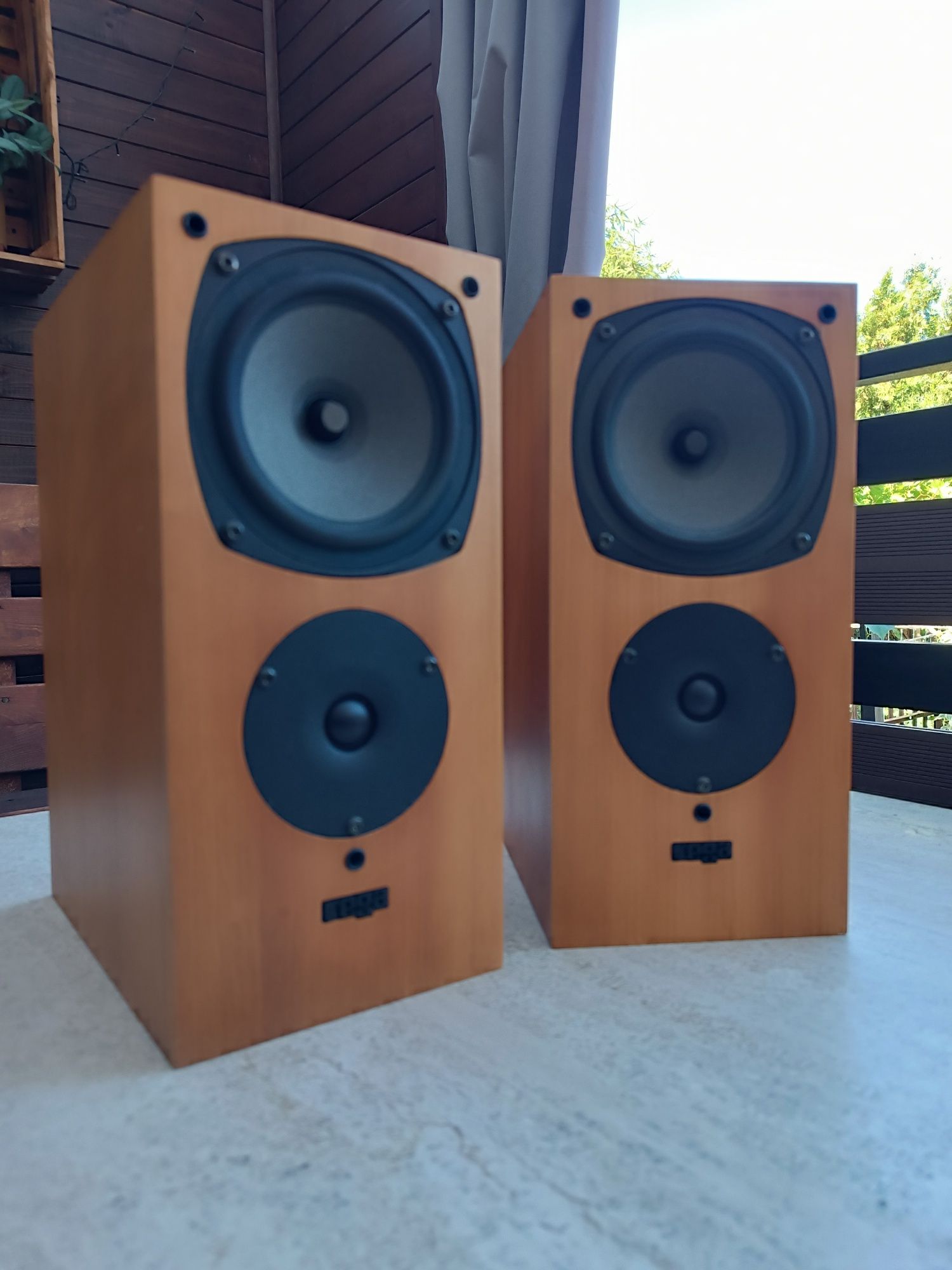 Kolumny podstawkowe Rega R1 loudspeaker