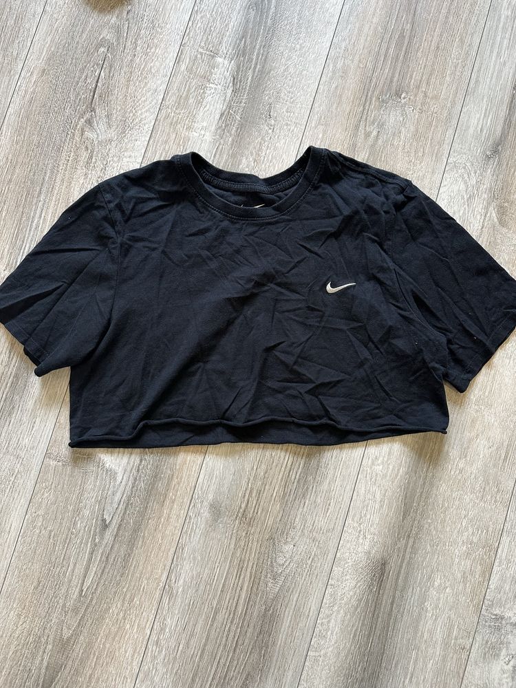 Чорний короткий топ Nike