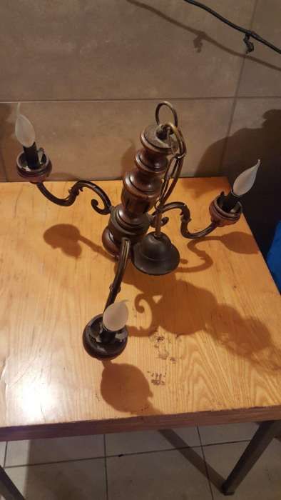 Żyrandol w dobrym stanie