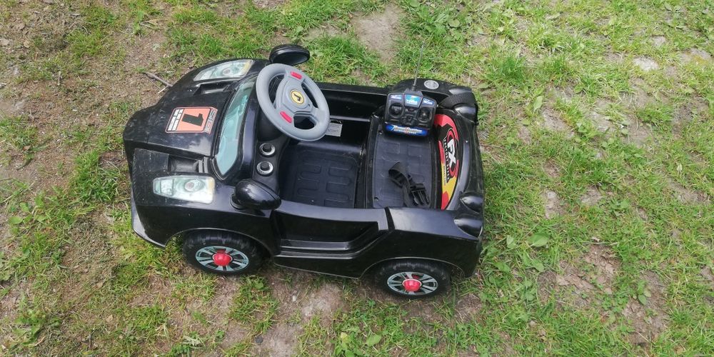 Samochód elektryczny, sterowany dla dziecka.