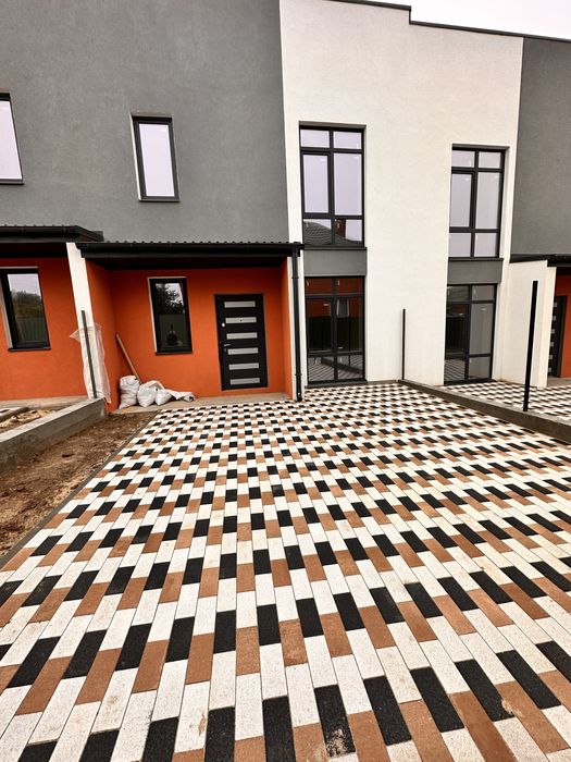 Таунхаус великою ділянкою.