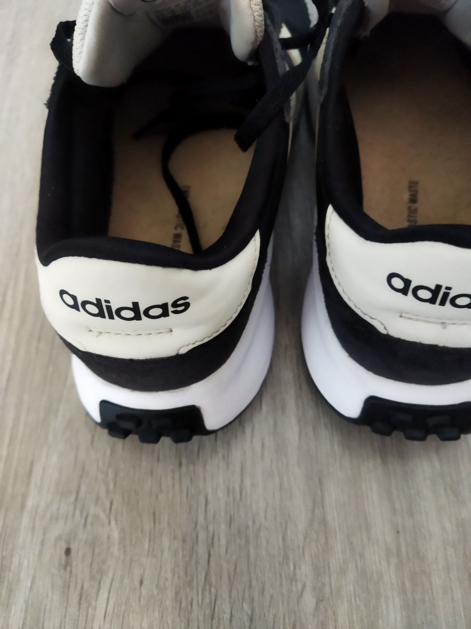Adidas кросівки.