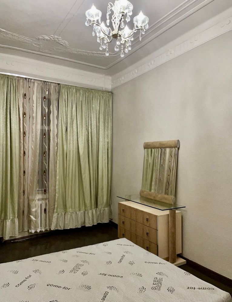 Продам 4к квартиру на вул. Дмитріївська 58А. Галицька площа. Цирк.