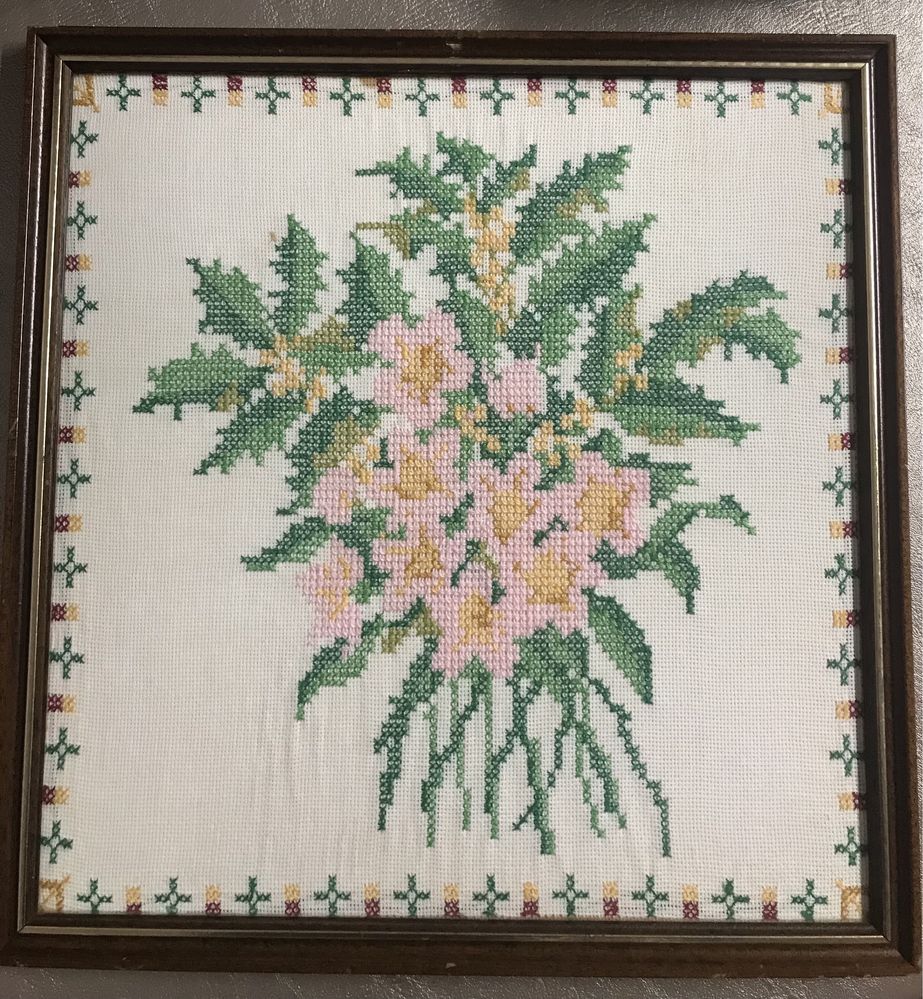 Quadros floridos/ flores em ponto cruz bordados à mão