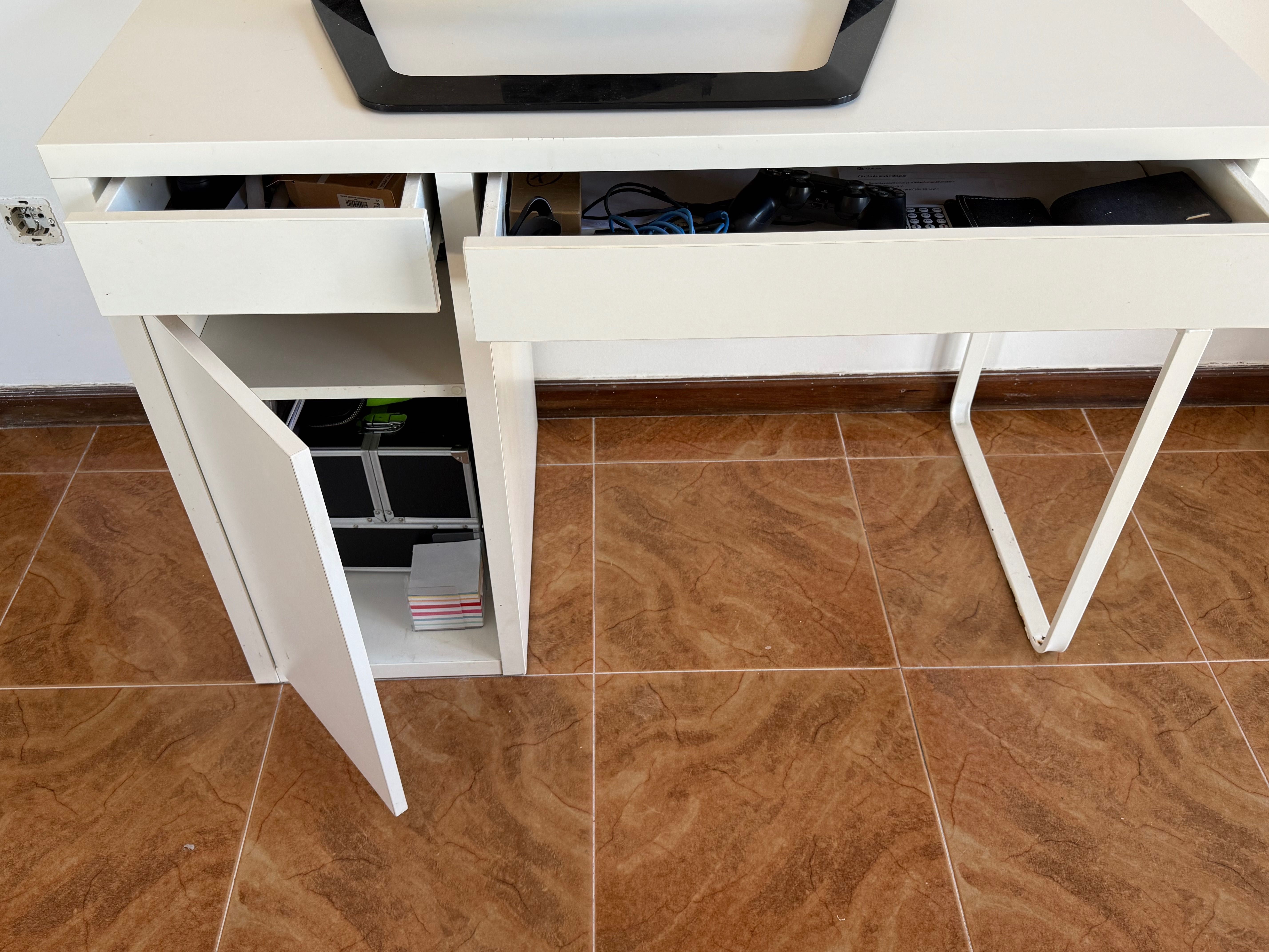 1 Secretária ikea reservada