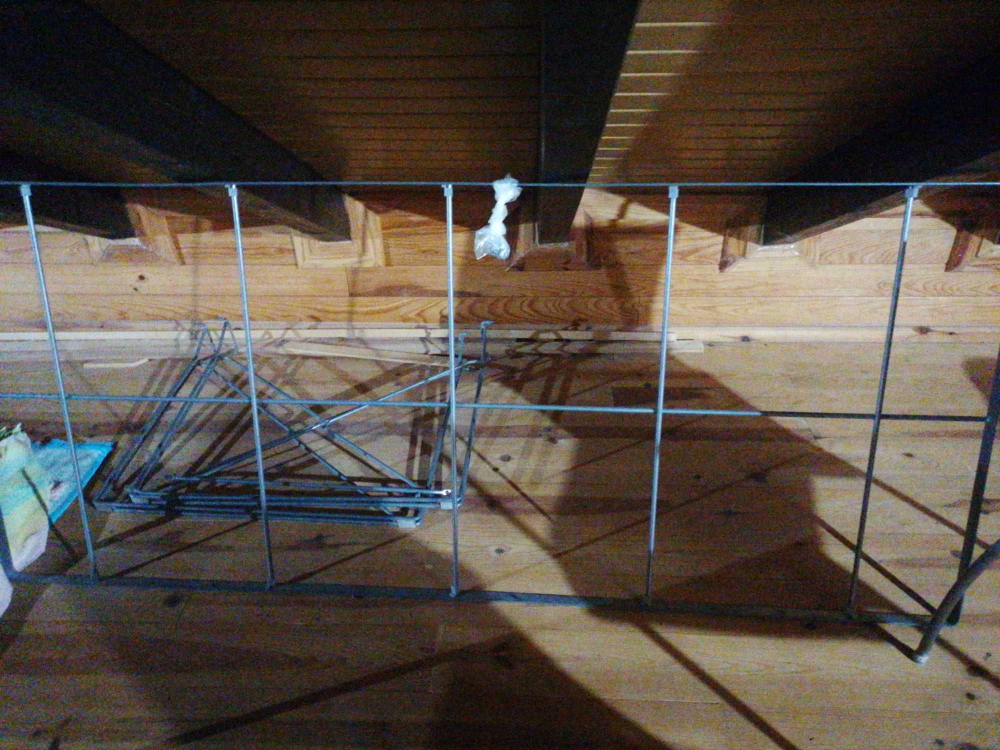 Mesa de cozinha, com tampo de vidro e 4 cadeiras em palhinha.