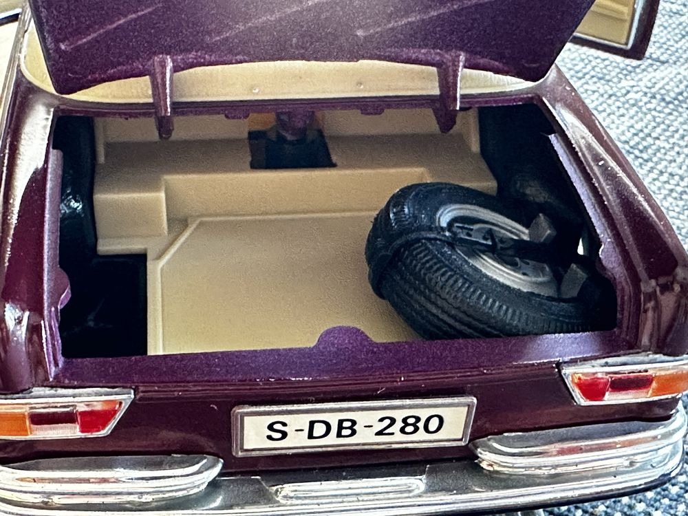 Model metalowy Mercedes 280 SE 1:18 producent Maisto