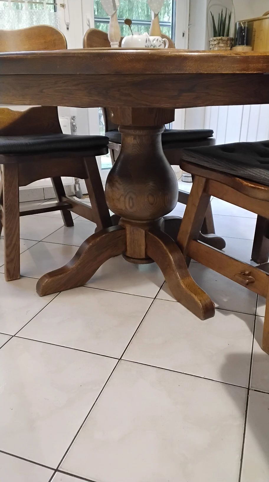 Stół dębowy z krzesłami