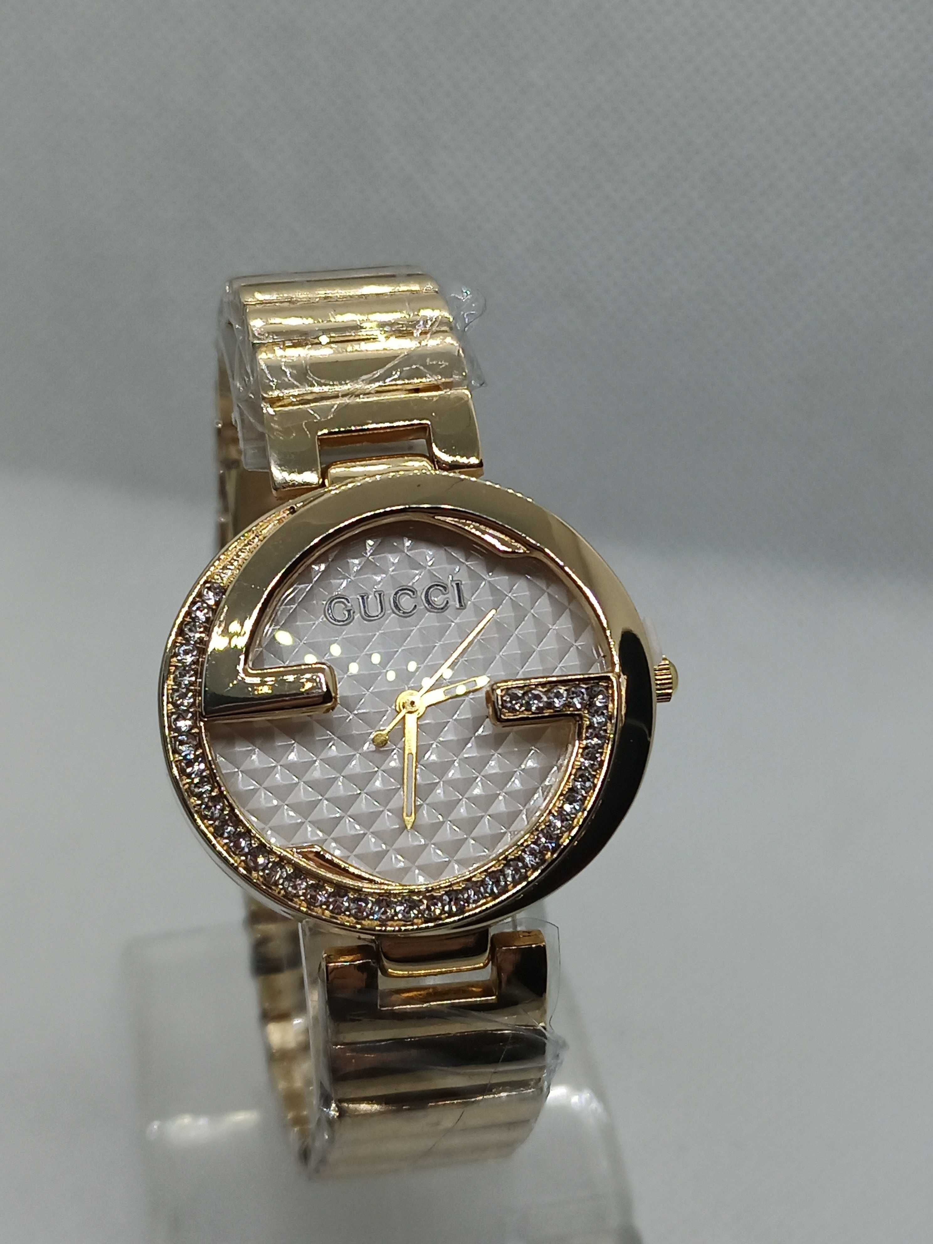 Zegarek damski GUCCI na bransolecie w kolorze złota elegancki