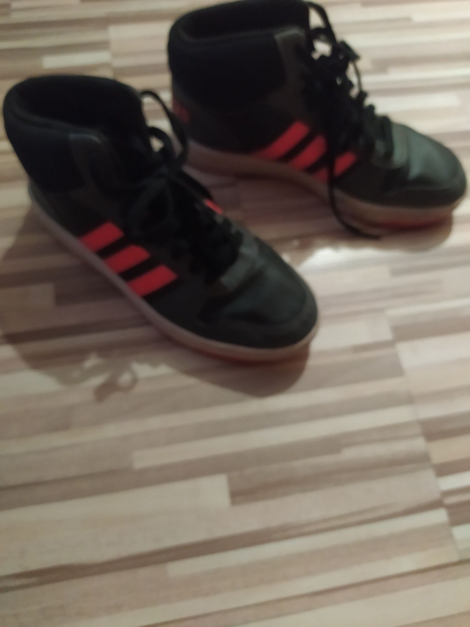 Sprzedam Adidasy rozmiary na metce stan bardzo dobry.