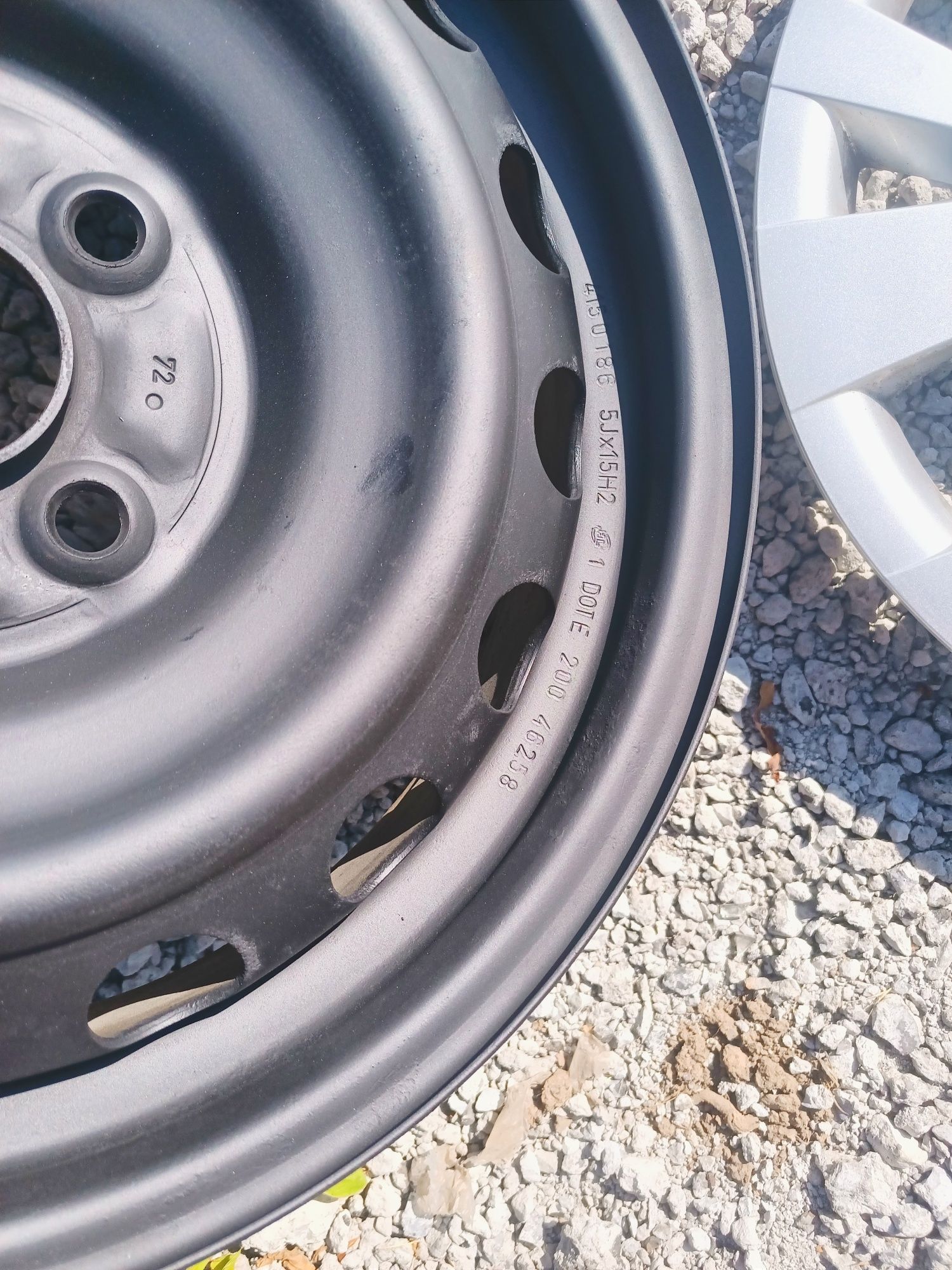 15" 4x100 ET39 5J z czujnikami TPMS i kołpakami oryginalny zestaw.