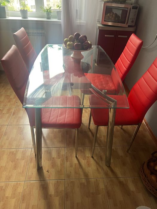 Кухонний стіл і стільці