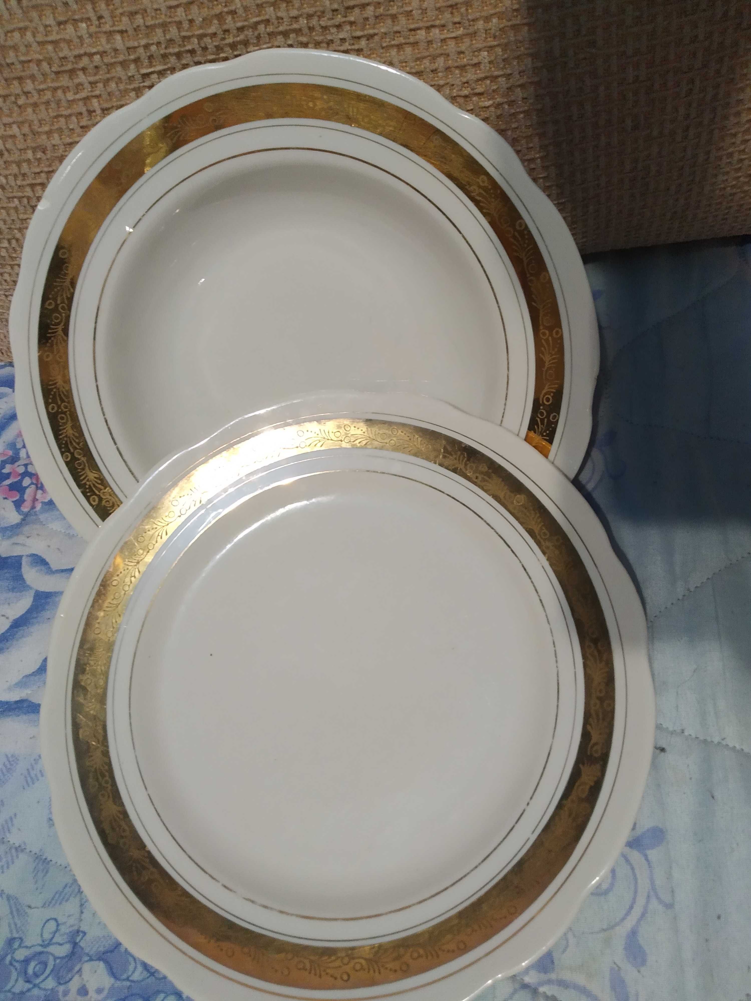 Посуд із золотим орнаментом