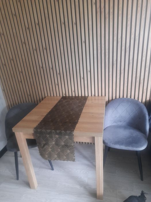 Stół 80x80 rozkladany plus 2 krzesla szare