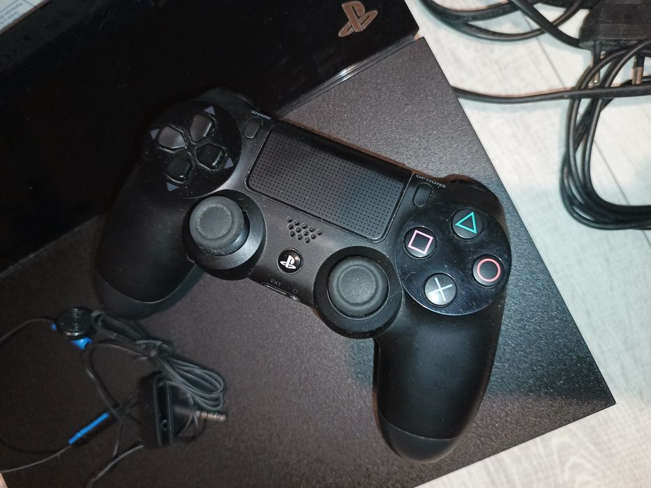 Konsola PS4 +3gry