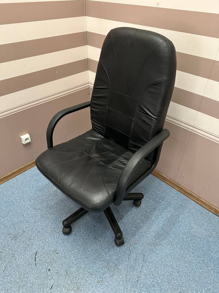Крісло компʼютерне чорне на 110кг в гарному працюючому стані