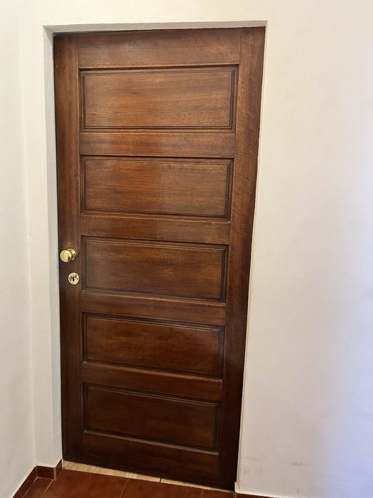 Vendo 4 Portas em Madeira Maciça (robustas)