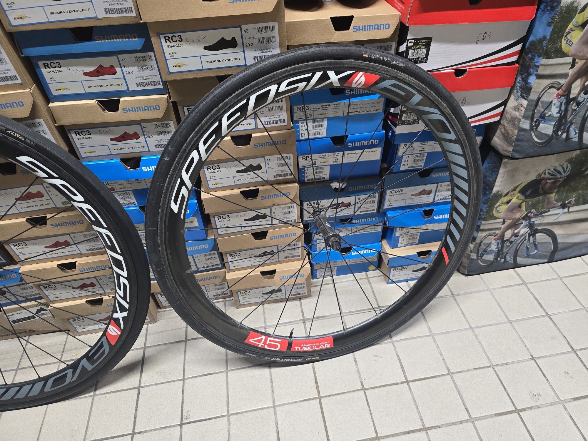 Rodas de estrada carbono traz estragada