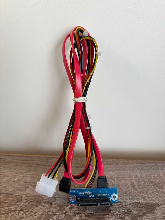 Gniazdo SATA z kablami do podłączenia HDD, DVD i  innych urządzeń SATA