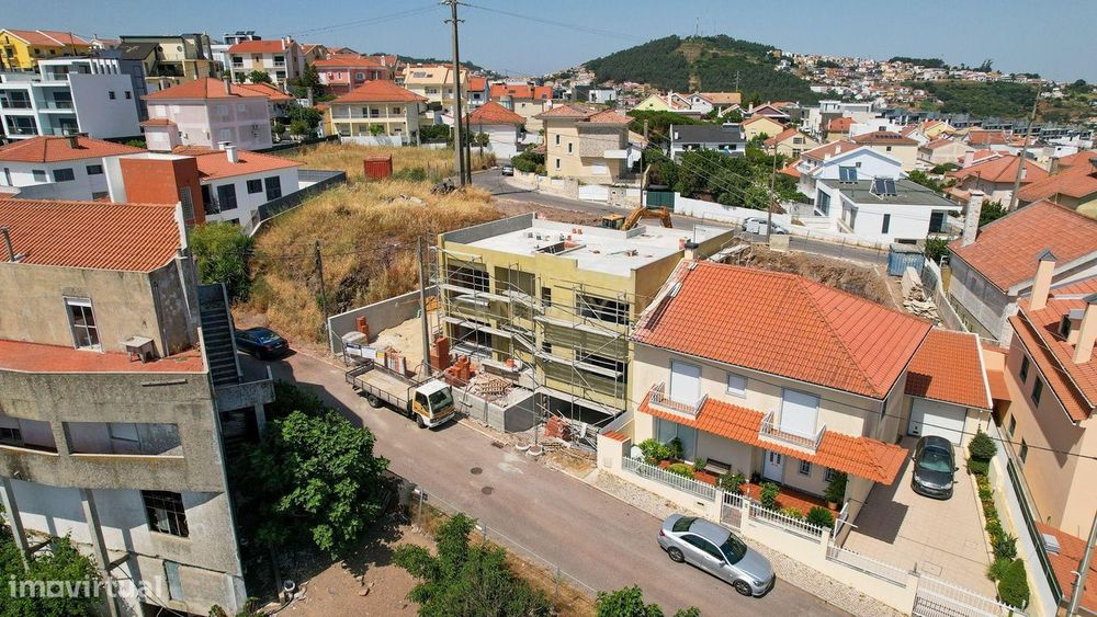 Moradia geminada de tipologia T4, com previsão de conclusão de obras p