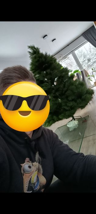 Piękna gęsta sztuczna choinka