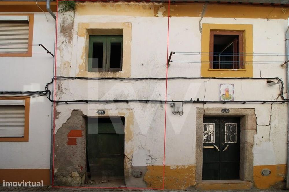 Moradia em banda, T2 com 2 pisos para remodelar na zona histórica de N