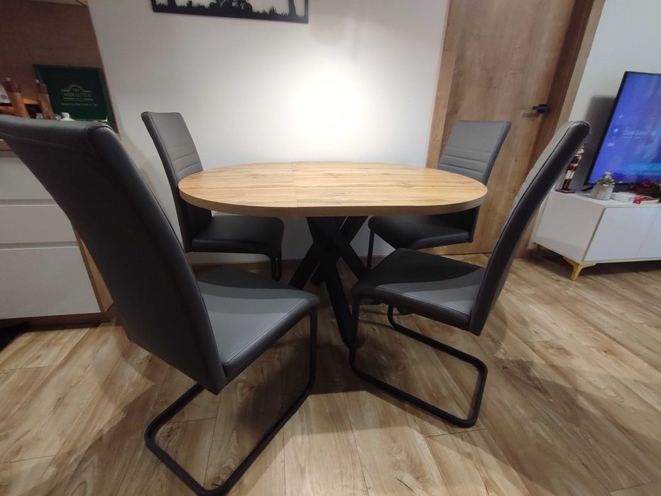 Stół z krzesłami
