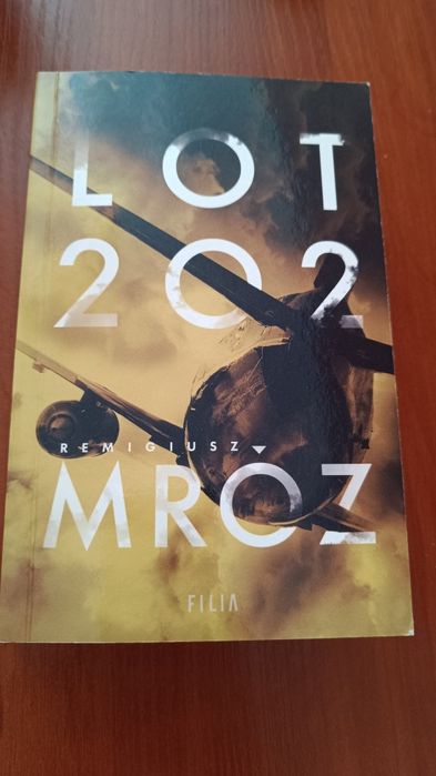 Remigiusz Mróz Lot 202