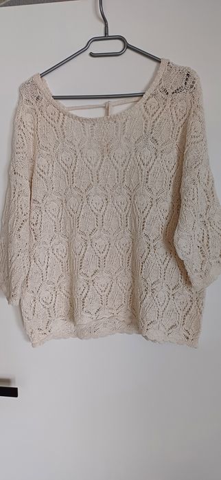 Ażurowy sweterek damski firmy  Reserved