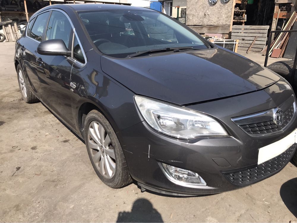 Розборка opel astra j . Запчасти разборка шрот авторозбірка