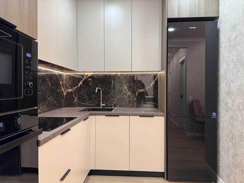 Шикарна двокімнатна квартира з кухнею-студією