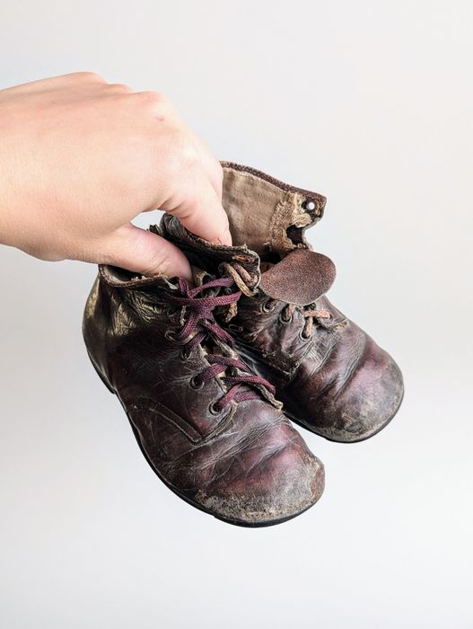 Przedwojenne buciki dziecięce z historią antyk