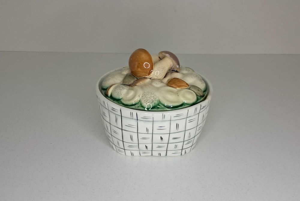 Шкатулка "Грибы" грибное лукошко. Фаянс ЗИК Конаково СССР. Редкая.
