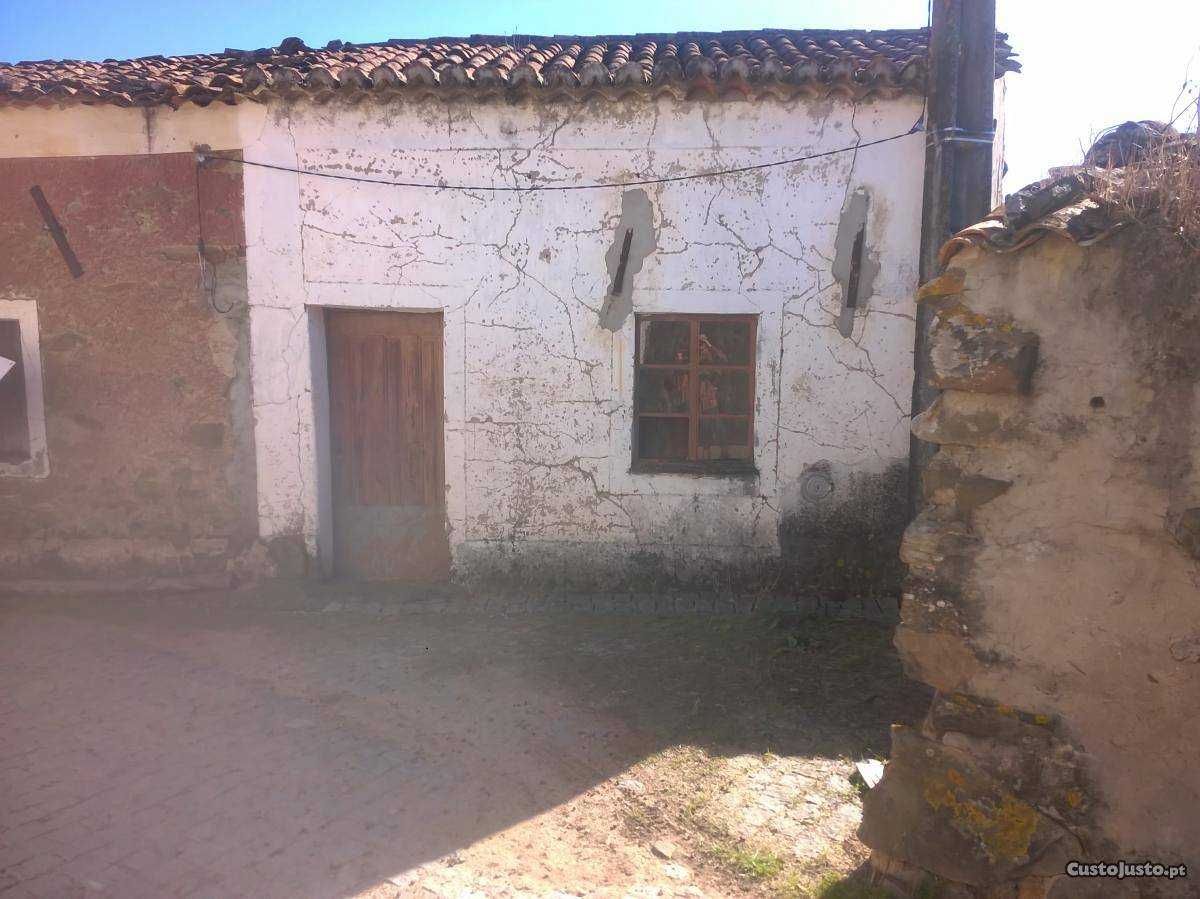 Casa rustica em xisto com terreno e olival