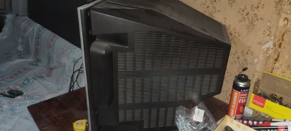 Телевізор RAINFORD великий.