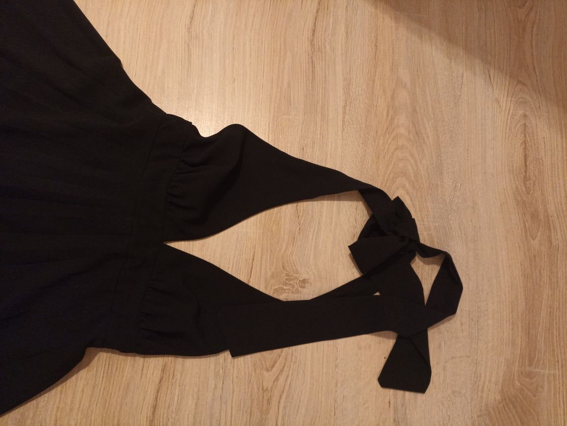 Czarna sukienka , odkryte plecy wiązana na szyi rozmiar M, na wesele
