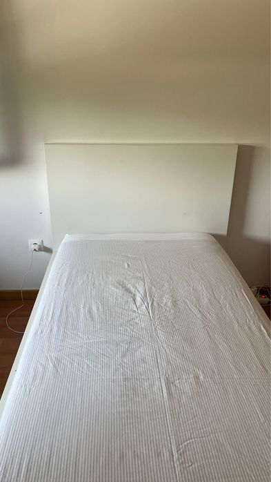 Cama modelo Malm, Ikea, com colchão, estrado e 2 gavetões