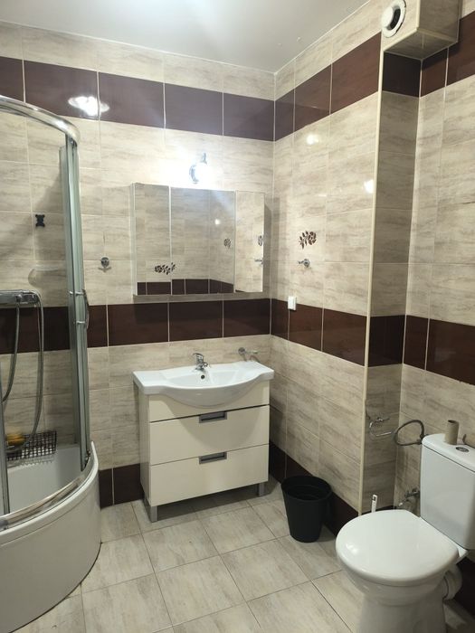 Słoneczny pokój ,  2 x łazienka,  ochrona 24 h , parkingi .