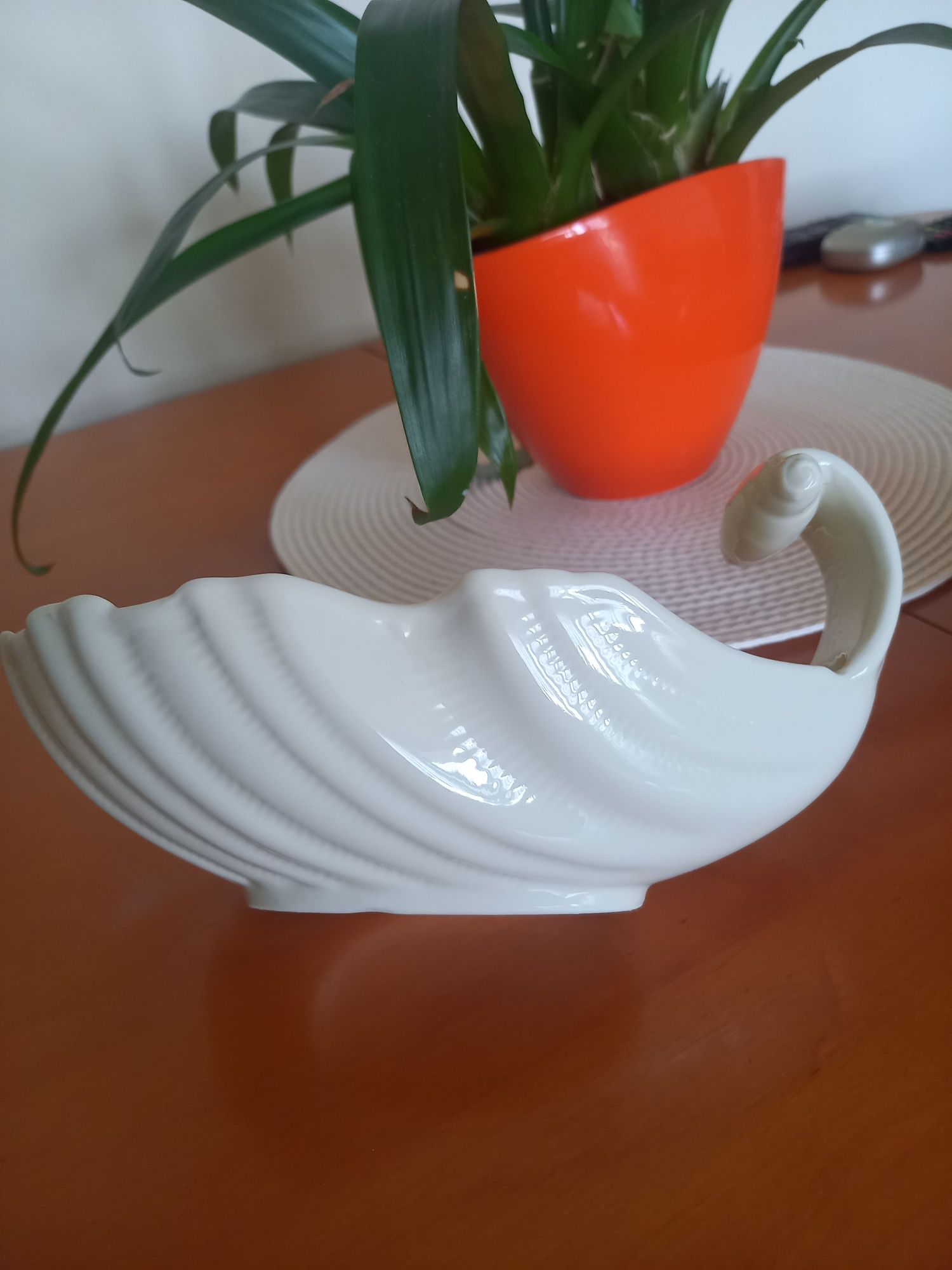 Kpl. salaterek porcelanowych  ecru "fala balwan morski"" firmy HEYWOOD