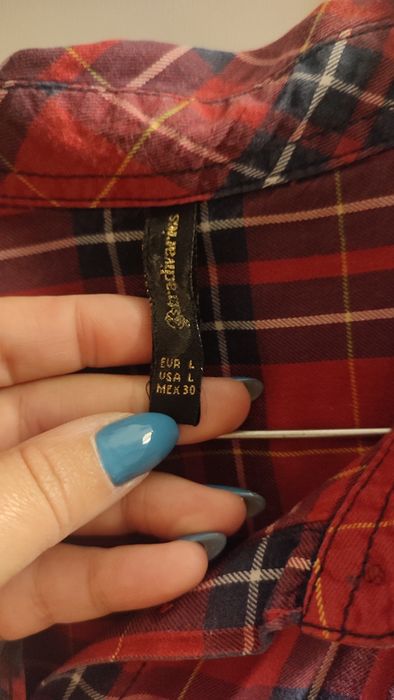 Camisa vermelha e azul