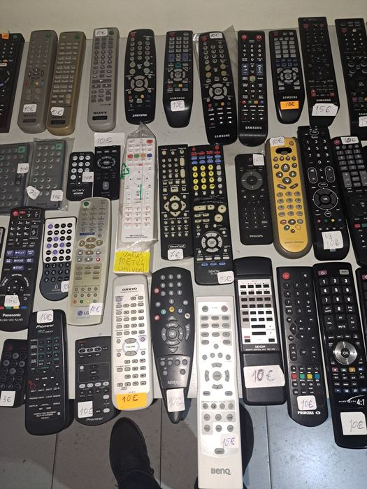 Vendo várias marcas de comandos para tv . Hifi áudio,  dvds .