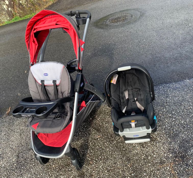 Carrinho de bebé p irmãos em idades próximas.