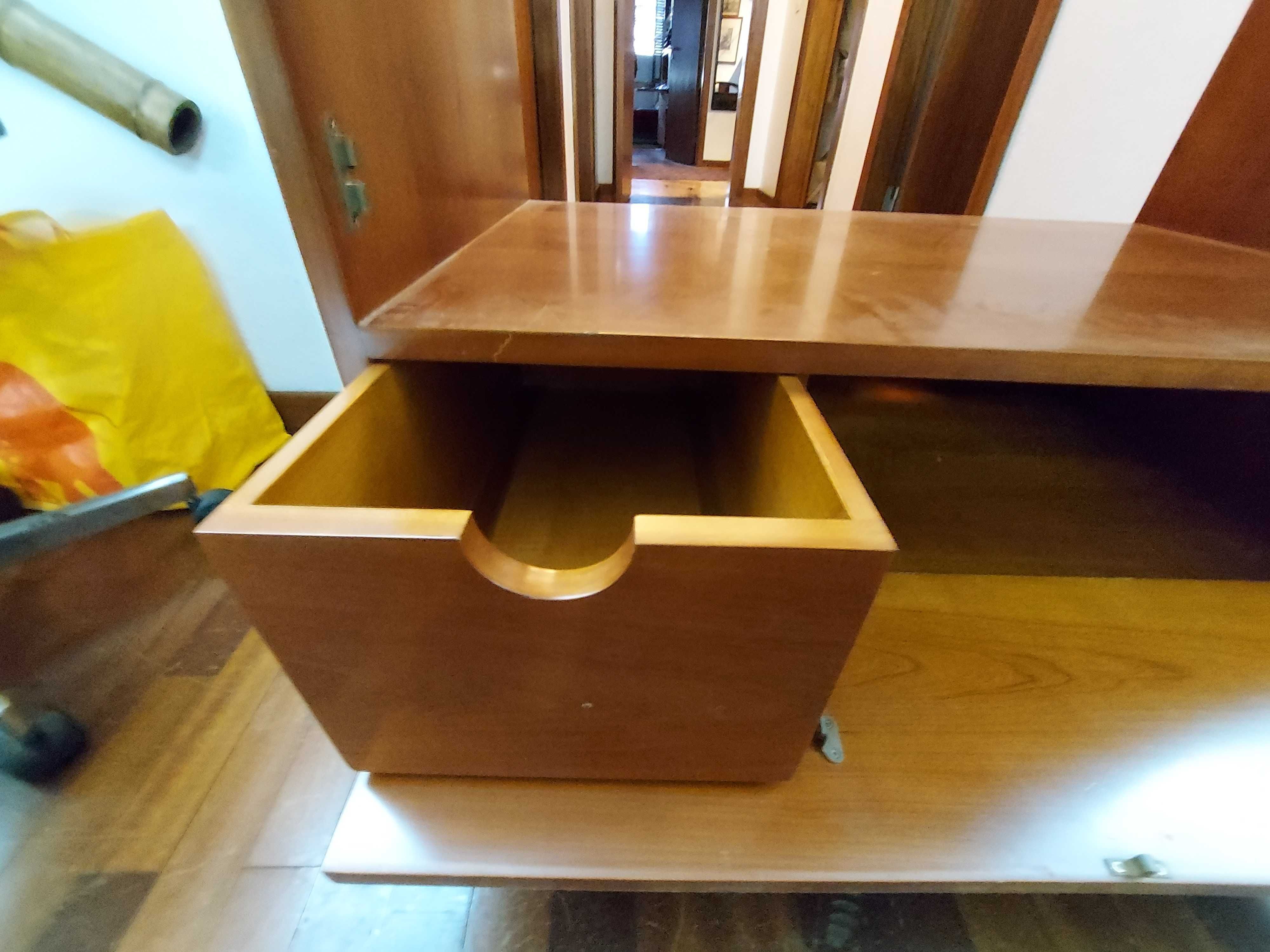 Movel de TV em madeira com 2 portas e arrumação