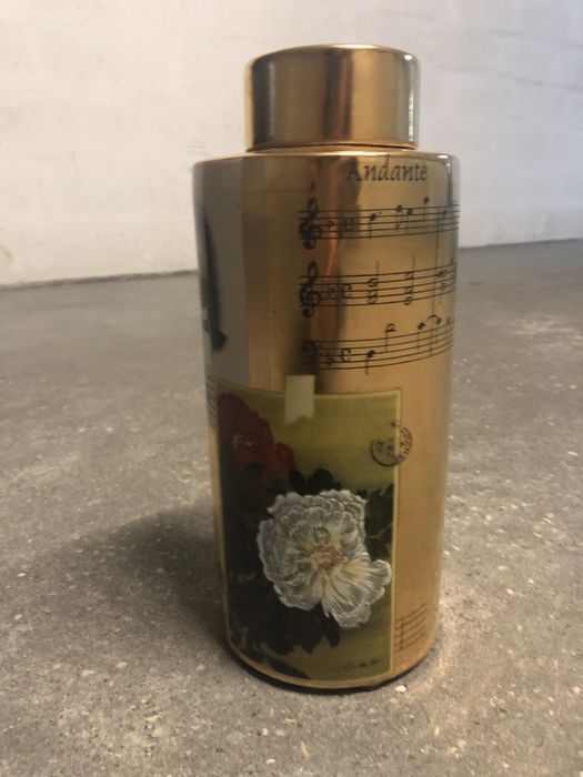 Pote em loiça dourado