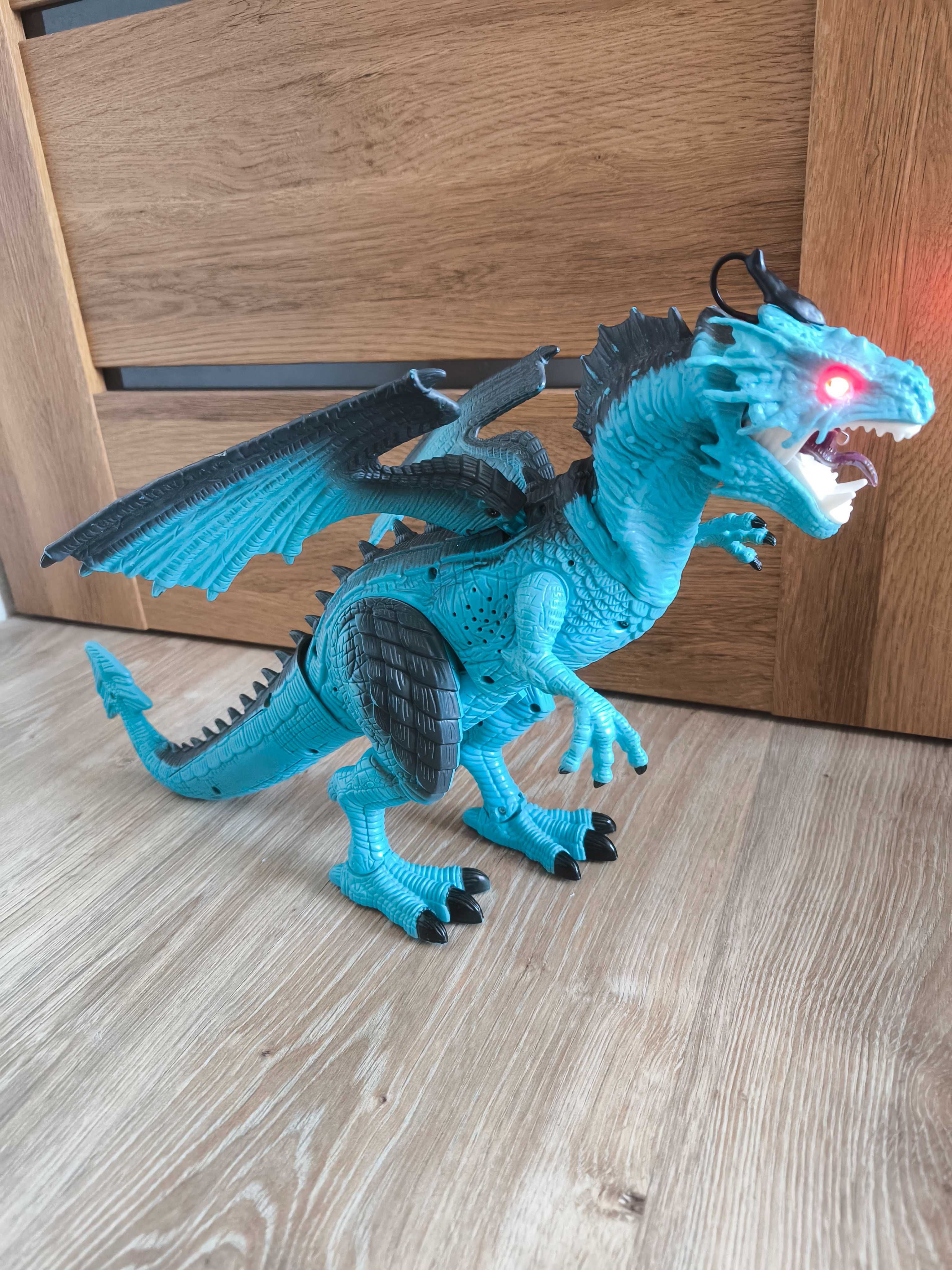 Dinozaur smok zdalnie sterowany zieje parą