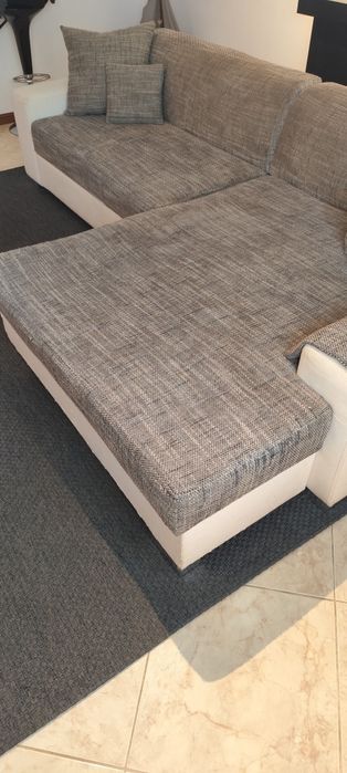Sofá cama chaise-longue com arrumos.