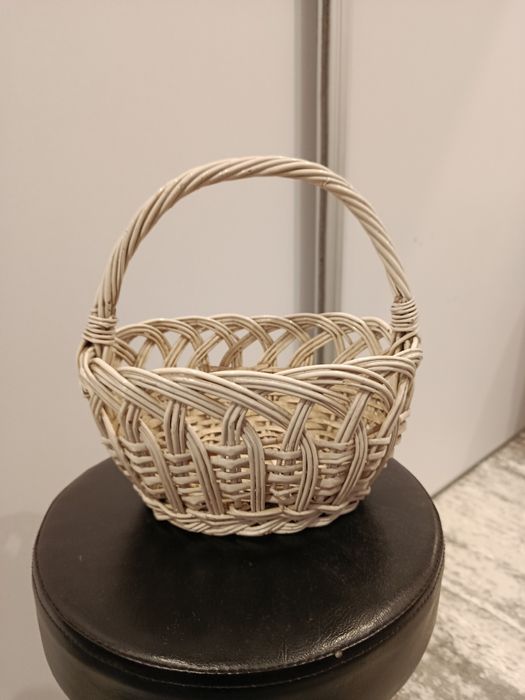 Koszyczek wiklinowy biały